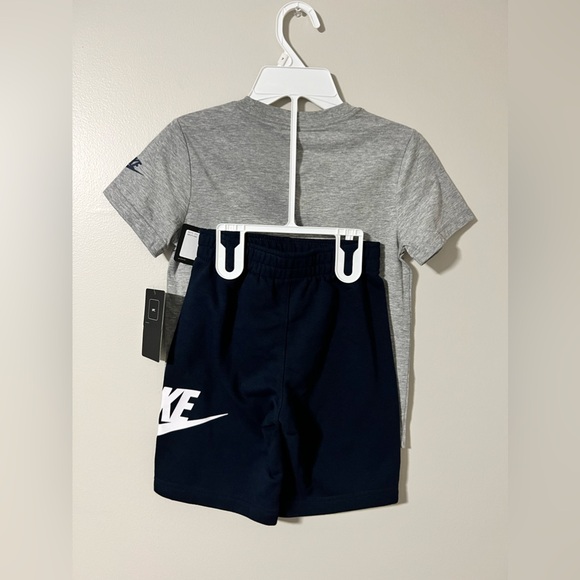 Nike Boys 2 Piece Shirt and Shorts Set Size 7 - Picture 9 of 9